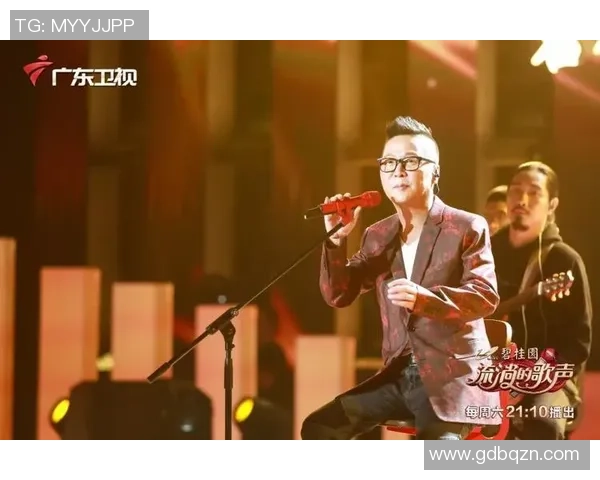 足球巨星用拼搏与荣耀报答父母无私养育展现动人亲情故事